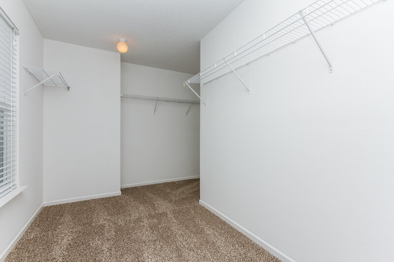 1,425/Mo, 924 Bentgrass Dr Greenwood, IN 46143 Walk In Closet View