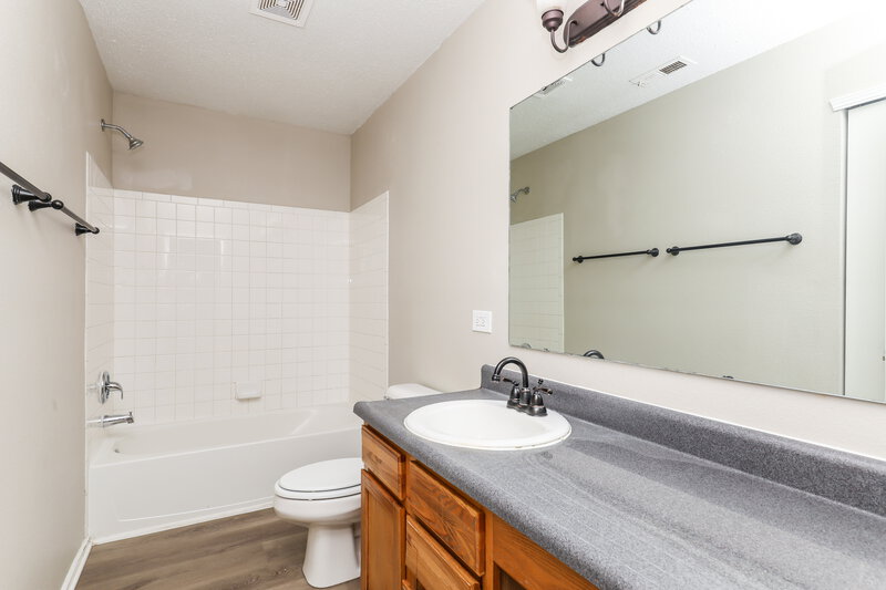 0/Mo, 924 Bentgrass Dr Greenwood, IN 46143 Main Bathroom View