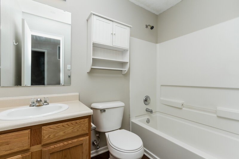 1,425/Mo, 924 Bentgrass Dr Greenwood, IN 46143 Bathroom View 2