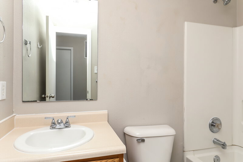 0/Mo, 924 Bentgrass Dr Greenwood, IN 46143 Bathroom View