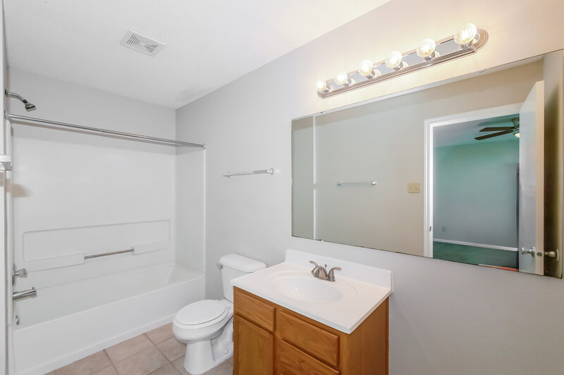 1,725/Mo, 2282 Shadowbrook Dr Plainfield, IN 46168 Main Bathroom View