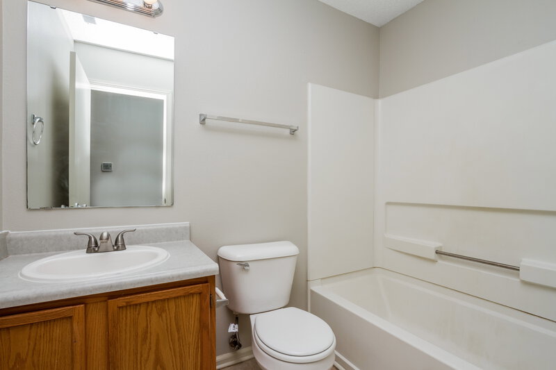 1,855/Mo, 2282 Shadowbrook Dr Plainfield, IN 46168 Bathroom View 2