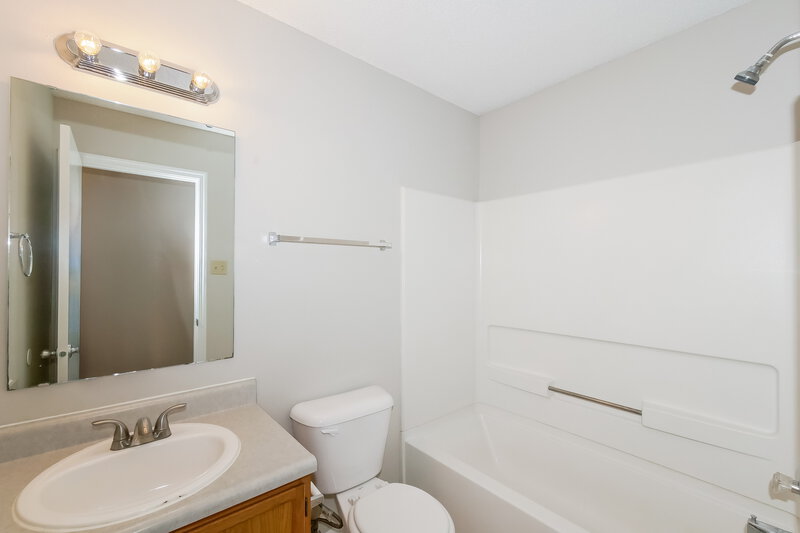 1,725/Mo, 2282 Shadowbrook Dr Plainfield, IN 46168 Bathroom View