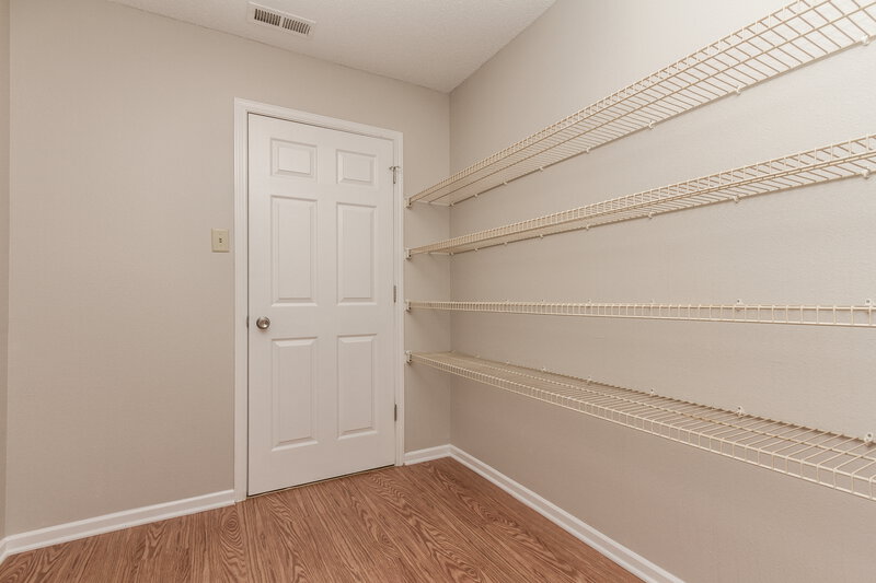 1,400/Mo, 10376 Waverly Dr Indianapolis, IN 46234 Walk In Closet View