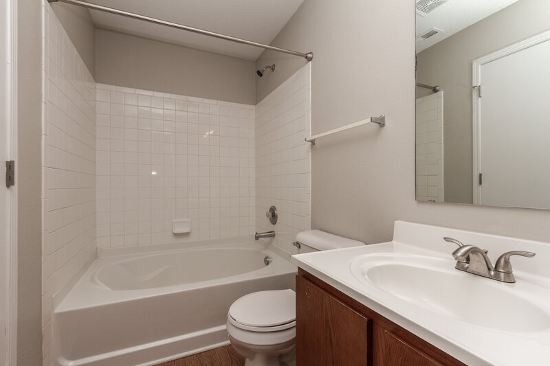 1,400/Mo, 10376 Waverly Dr Indianapolis, IN 46234 Bathroom View