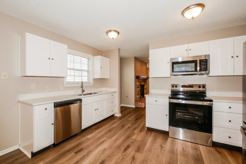 1,755/Mo, 1740 Feather Reed Ln Greenwood, IN 46143 Kitchen View 2