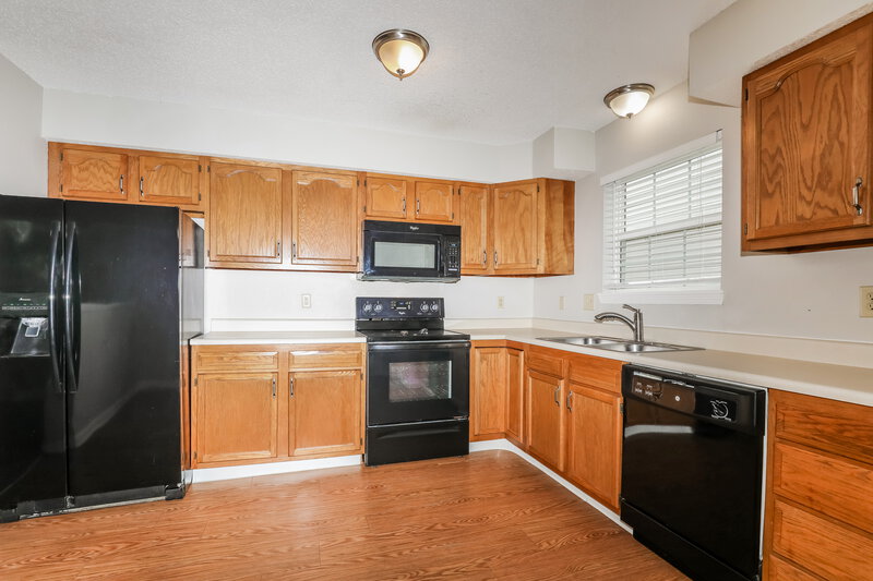 1,730/Mo, 3930 Par Dr Indianapolis, IN 46268 Kitchen View 2