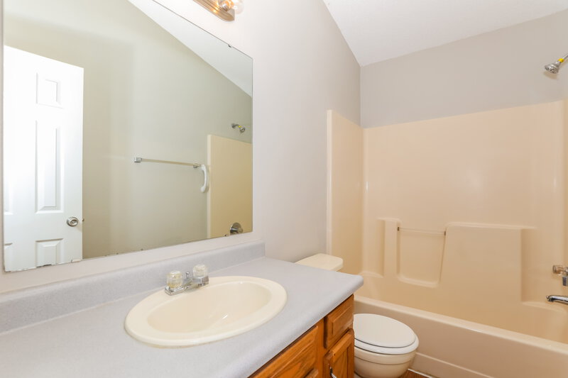 1,730/Mo, 3930 Par Dr Indianapolis, IN 46268 Main Bathroom View