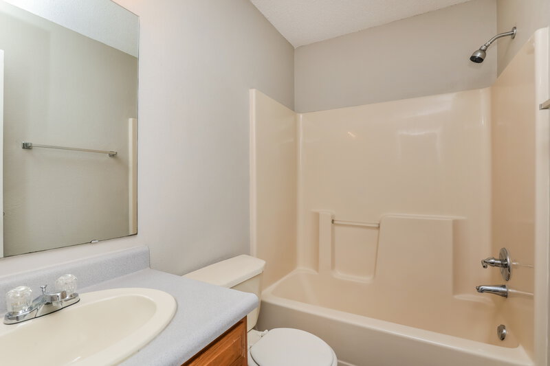 1,730/Mo, 3930 Par Dr Indianapolis, IN 46268 Bathroom View