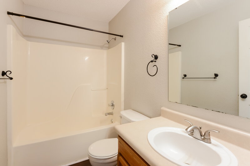 1,635/Mo, 7148 Kimble Dr Indianapolis, IN 46217 Bathroom View