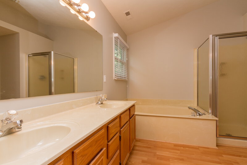 1,990/Mo, 3634 Sommersworth Ln Indianapolis, IN 46228 Master Bathroom View