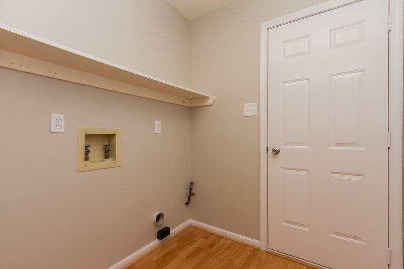 1,990/Mo, 3634 Sommersworth Ln Indianapolis, IN 46228 Laundry Room View