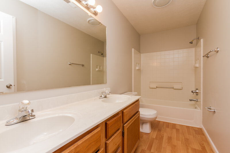 1,990/Mo, 3634 Sommersworth Ln Indianapolis, IN 46228 Bathroom View 2