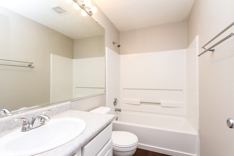 1,690/Mo, 10789 Ravelle Rd Indianapolis, IN 46234 Bathroom View