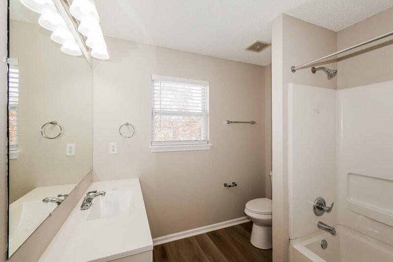 1,830/Mo, 3644 Whistlewood Ln Indianapolis, IN 46239 Main Bathroom View