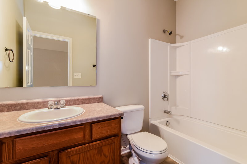 1,575/Mo, 4049 Mossy Bank Rd Indianapolis, IN 46234 Main Bathroom View