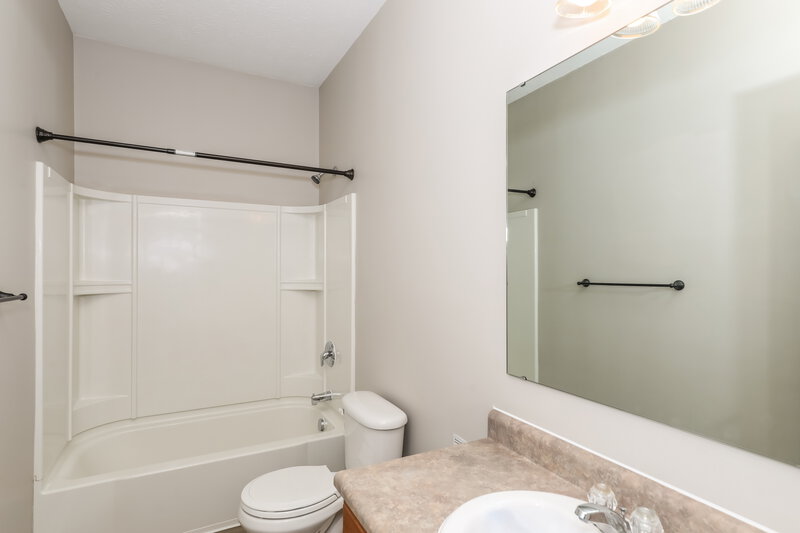 1,750/Mo, 4049 Mossy Bank Rd Indianapolis, IN 46234 Main Bathroom View