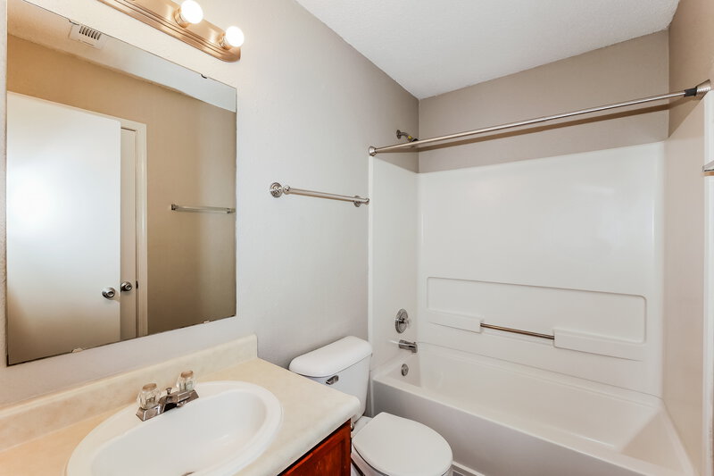 2,400/Mo, 10236 Hatherley Way Fishers, IN 46037 Main Bathroom View
