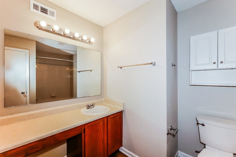 2,400/Mo, 10236 Hatherley Way Fishers, IN 46037 Bathroom View