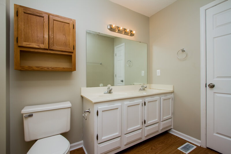 1,750/Mo, 4424 Cardamon Ct Indianapolis, IN 46237 Bathroom View 2
