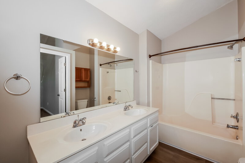 1,740/Mo, 4424 Cardamon Ct Indianapolis, IN 46237 Main Bathroom View