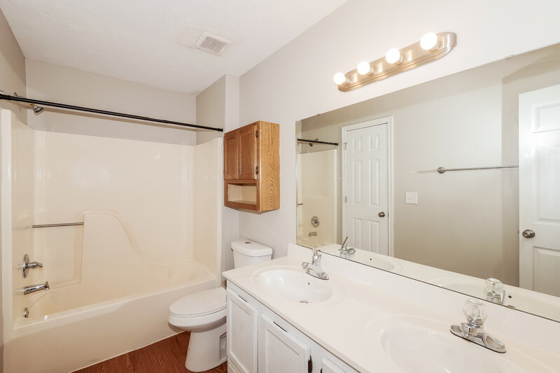 1,740/Mo, 4424 Cardamon Ct Indianapolis, IN 46237 Bathroom View