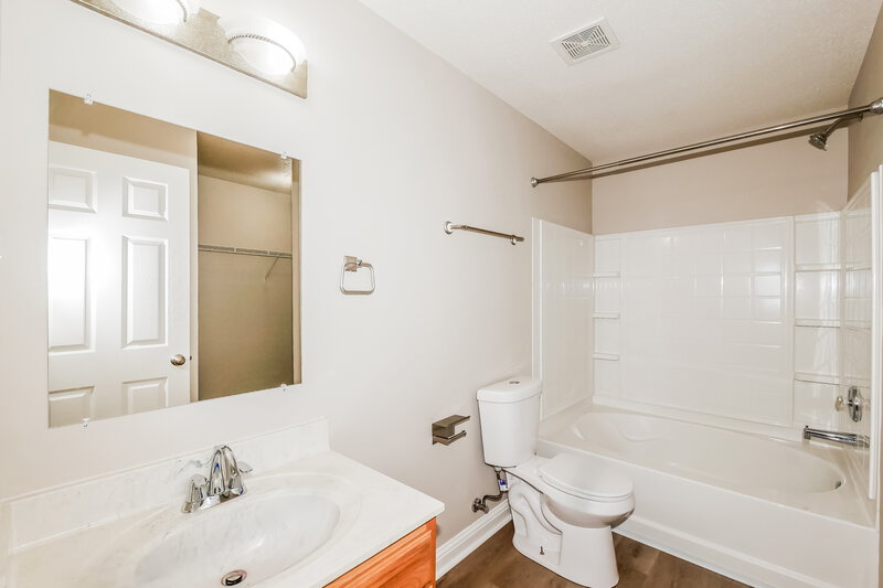 1,715/Mo, 8310 Weathervane Cir Indianapolis, IN 46239 Main Bathroom View