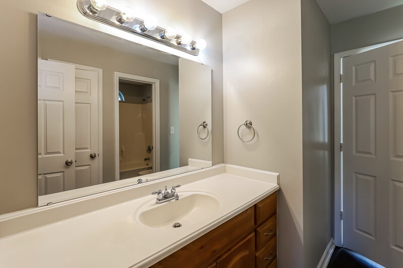 1,750/Mo, 4234 Ansar Ln Indianapolis, IN 46254 Main Bathroom View