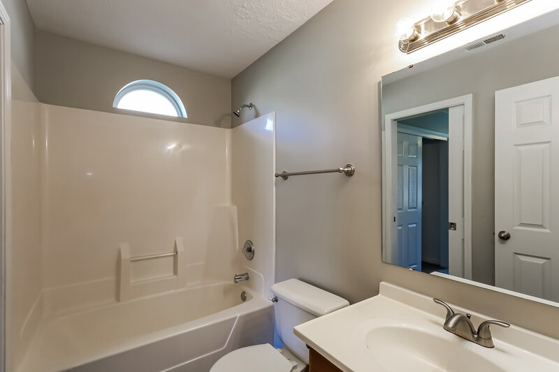 1,750/Mo, 4234 Ansar Ln Indianapolis, IN 46254 Bathroom View