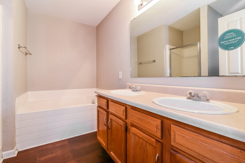 1,650/Mo, 8052 Whitview Dr Indianapolis, IN 46237 Master Bathroom View