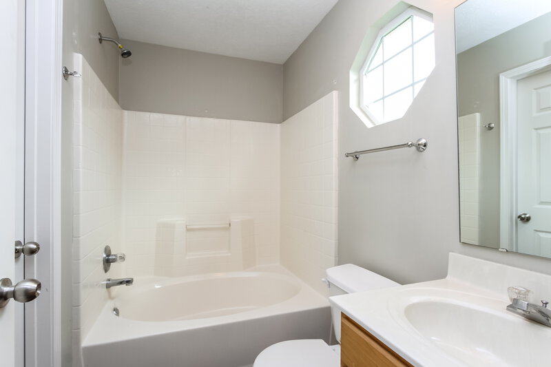 1,940/Mo, 10541 Sand Creek Blvd Fishers, IN 46037 Master Bathroom View