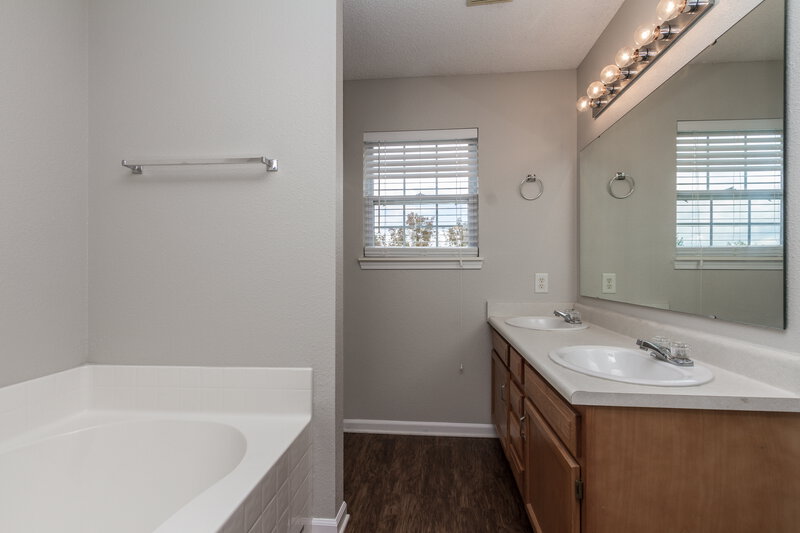 1,620/Mo, 5963 Liverpool Ln Indianapolis, IN 46236 Bathroom View