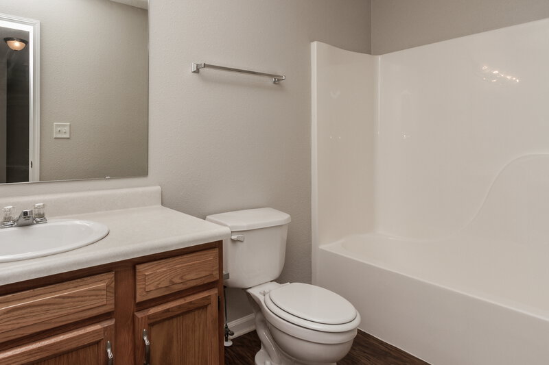 1,620/Mo, 5963 Liverpool Ln Indianapolis, IN 46236 Bathroom View 2