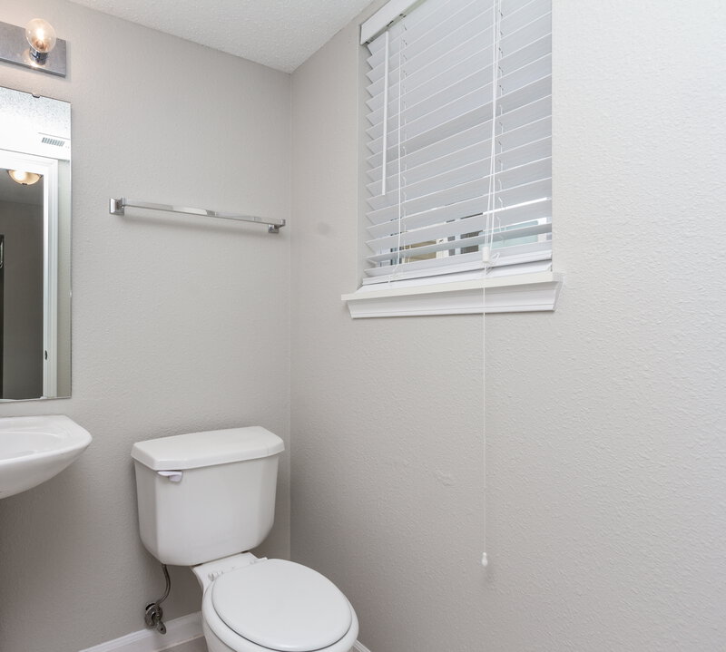 1,620/Mo, 5963 Liverpool Ln Indianapolis, IN 46236 Bathroom View 3