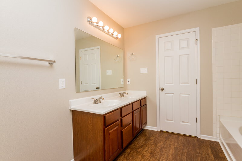 1,515/Mo, 1626 Blue Grass Pkwy Greenwood, IN 46143 Master Bathroom View