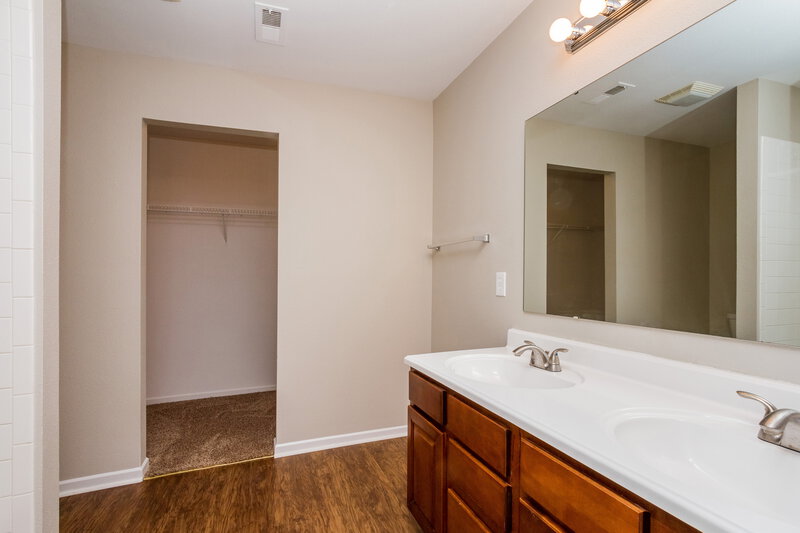 1,515/Mo, 1626 Blue Grass Pkwy Greenwood, IN 46143 Master Bathroom View 2
