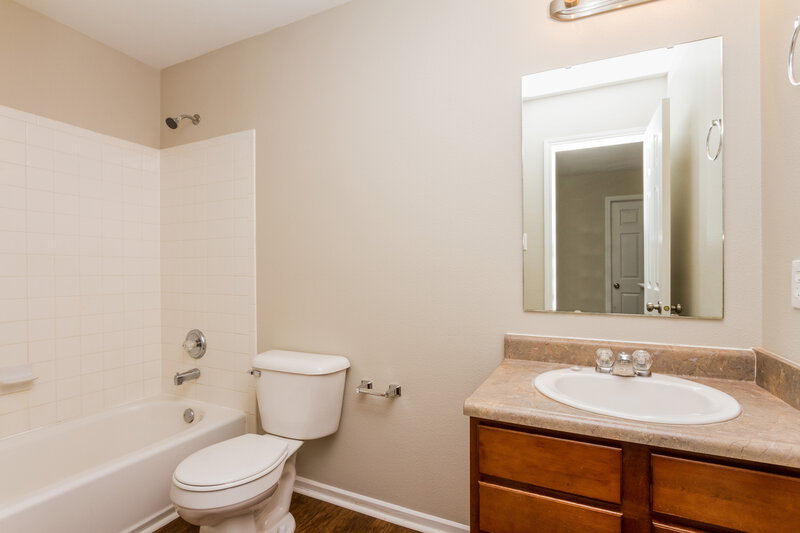 1,515/Mo, 1626 Blue Grass Pkwy Greenwood, IN 46143 Bathroom View
