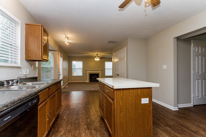 1,720/Mo, 6339 Furnas Rd Indianapolis, IN 46221 Kitchen View 2