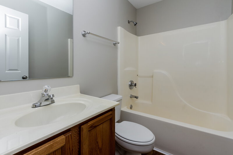 1,720/Mo, 6339 Furnas Rd Indianapolis, IN 46221 Bathroom View