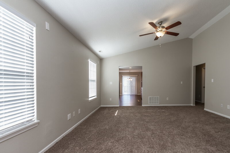 1,475/Mo, 648 Cloverfield Ln Greenwood, IN 46143 Living Area View 2