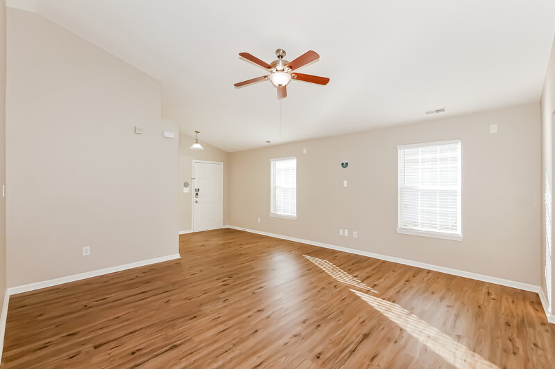 1,695/Mo, 648 Cloverfield Ln Greenwood, IN 46143 Living Room View 3