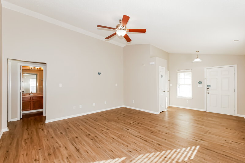 1,695/Mo, 648 Cloverfield Ln Greenwood, IN 46143 Living Room View 4