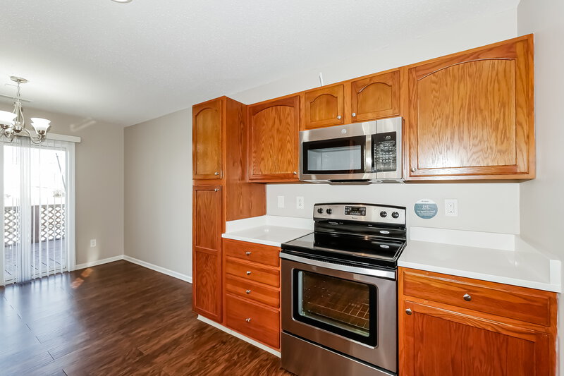 1,695/Mo, 648 Cloverfield Ln Greenwood, IN 46143 Kitchen View 2