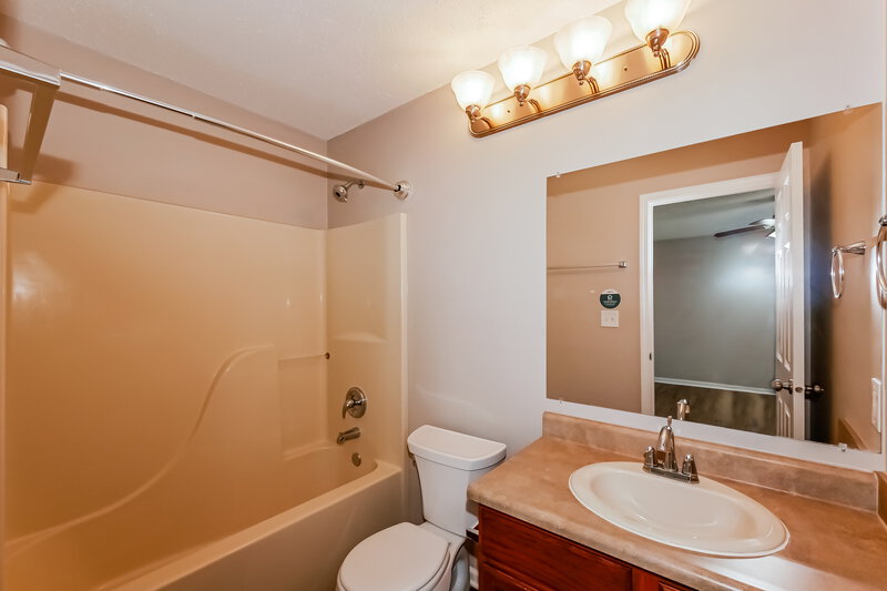 1,695/Mo, 648 Cloverfield Ln Greenwood, IN 46143 Main Bathroom View