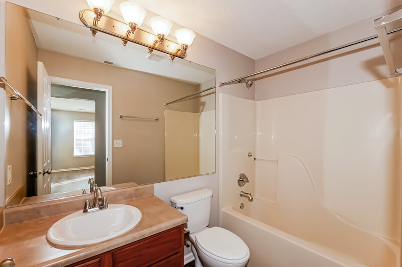 1,695/Mo, 648 Cloverfield Ln Greenwood, IN 46143 Bathroom View