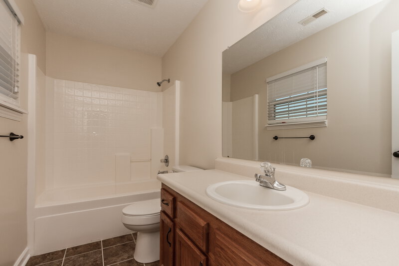 1,830/Mo, 4022 Magnolia Dr Franklin, IN 46131 Bathroom View 2