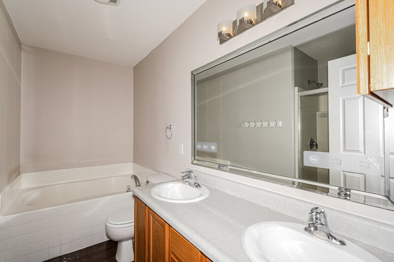 1,825/Mo, 9671 Jackson Way Avon, IN 46123 Main Bathroom View