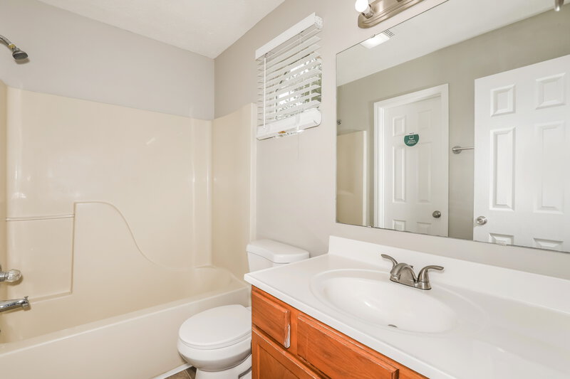 2,800/Mo, 1078 Country Meadow Ct Franklin, IN 46131 Main Bathroom View