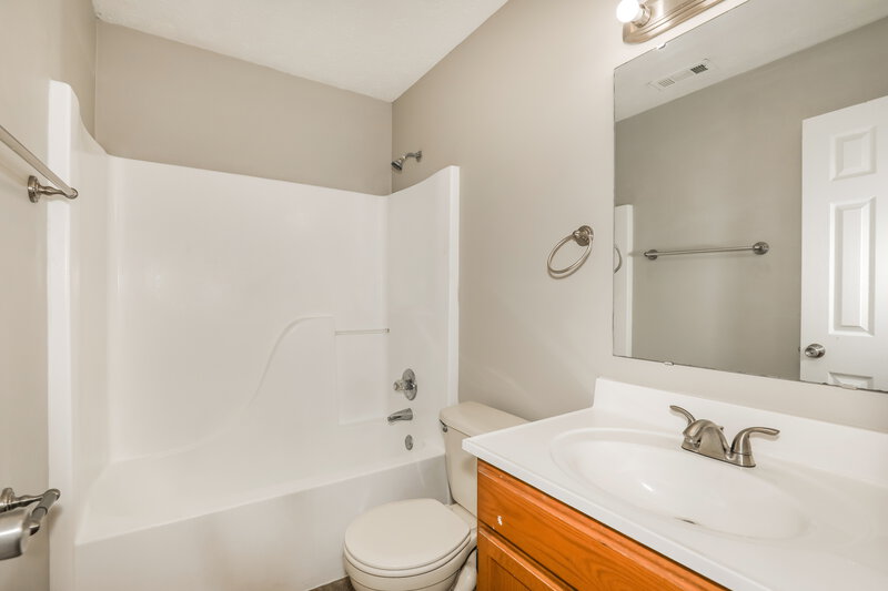 2,800/Mo, 1078 Country Meadow Ct Franklin, IN 46131 Bathroom View
