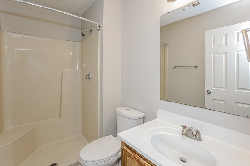 1,705/Mo, 5040 Harpers Ln Indianapolis, IN 46268 Main Bathroom View